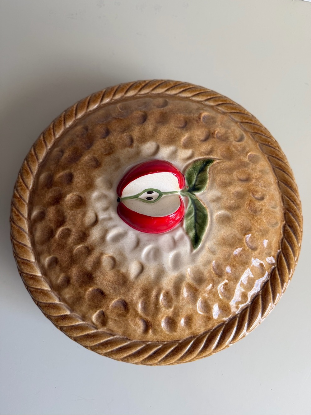 Vintage Ceramic Apple Pie Keeper Covered Pie Dish Baker Cottagecore
